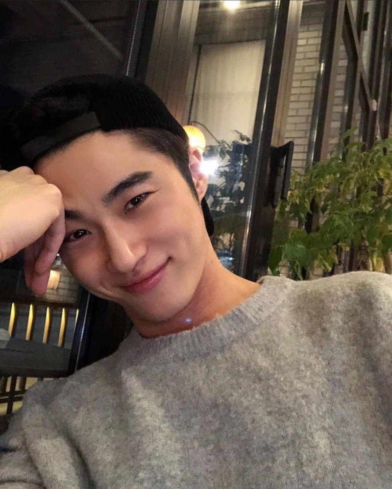 [미디어] 변우석 모자 거꾸로 쓴 사진 모음 | 인스티즈