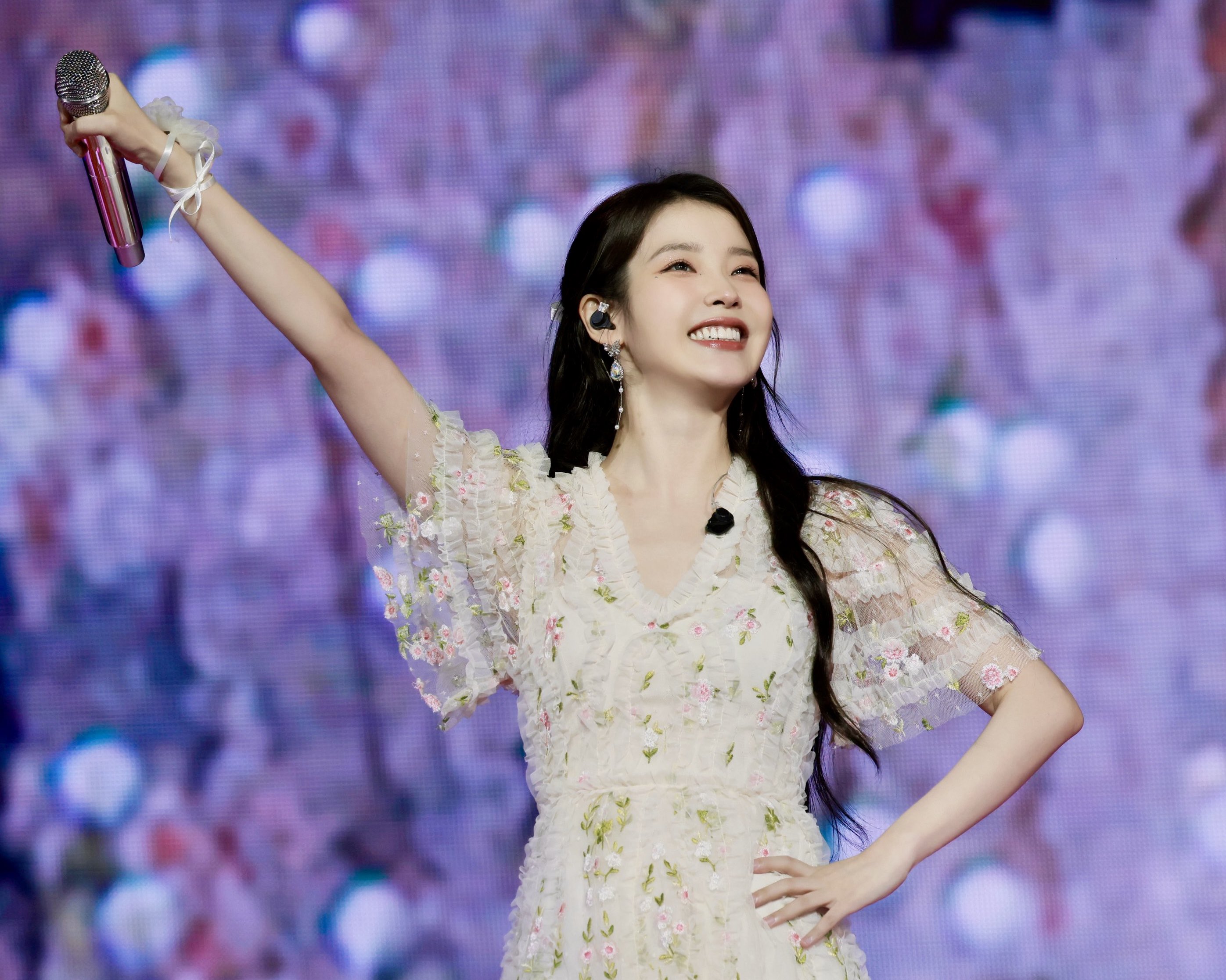 [잡담] 아이유 최근 콘서트할때 표정이 | 인스티즈