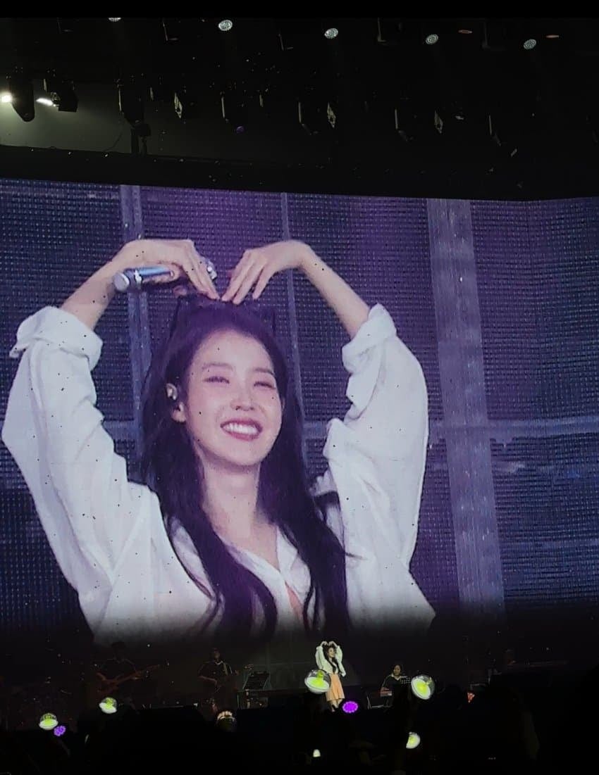 [잡담] 아이유 최근 콘서트할때 표정이 | 인스티즈