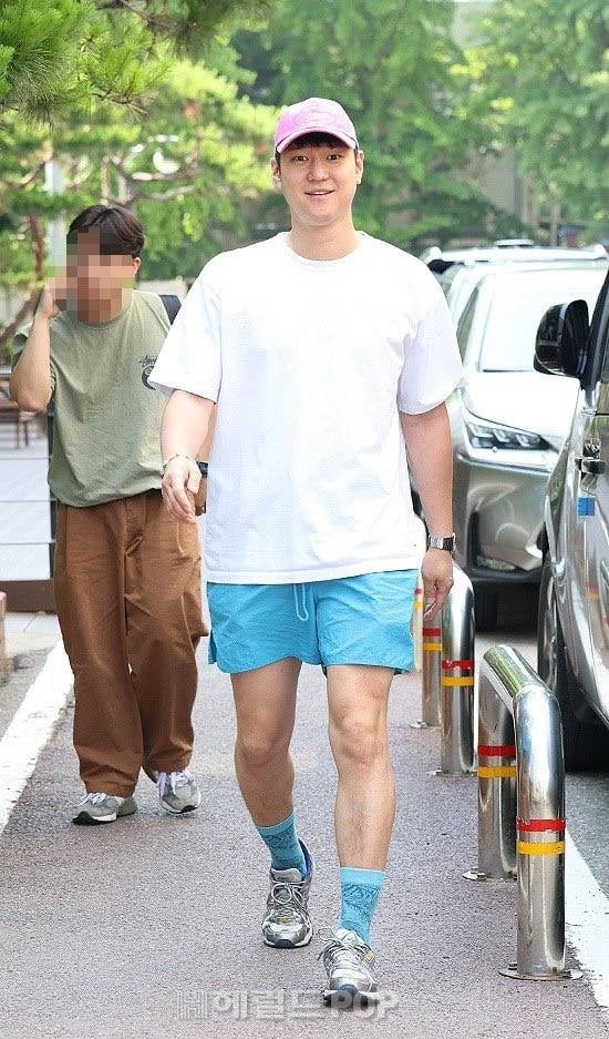 오늘자 시즌즈 출근길이랑 무대 위 온도차 다른 고경표 | 인스티즈