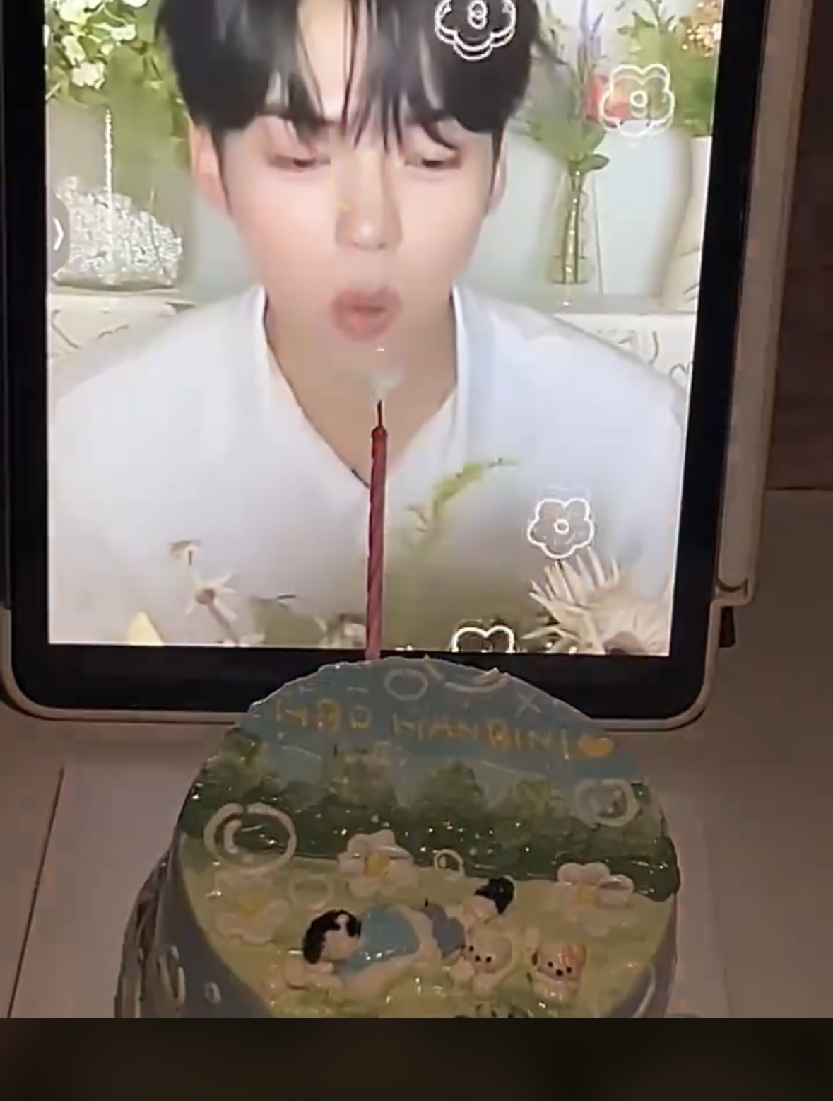 [잡담] 성한빈 태블릿 불끄는거 귀엽다 이거 | 인스티즈