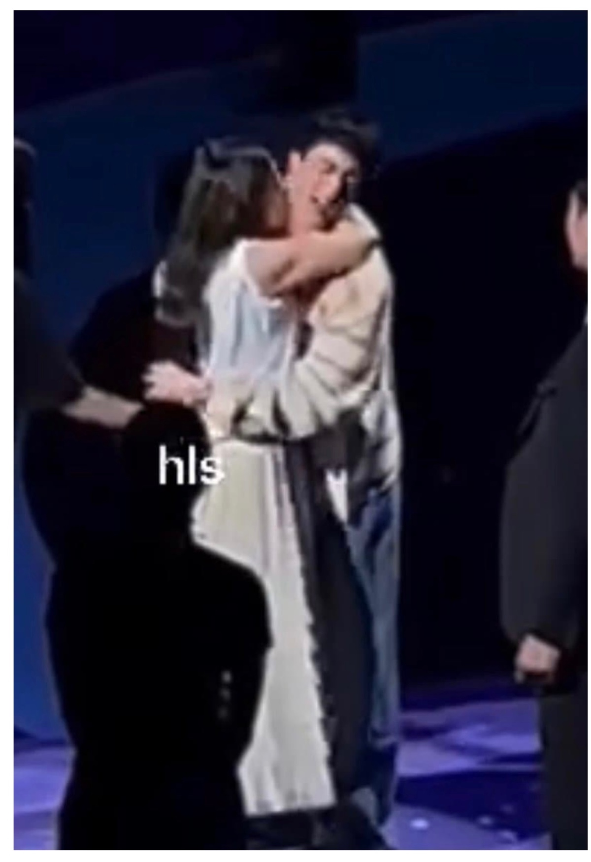 [정보/소식] 방탄 진 허그회 팬 뽀뽀 논란 | 인스티즈