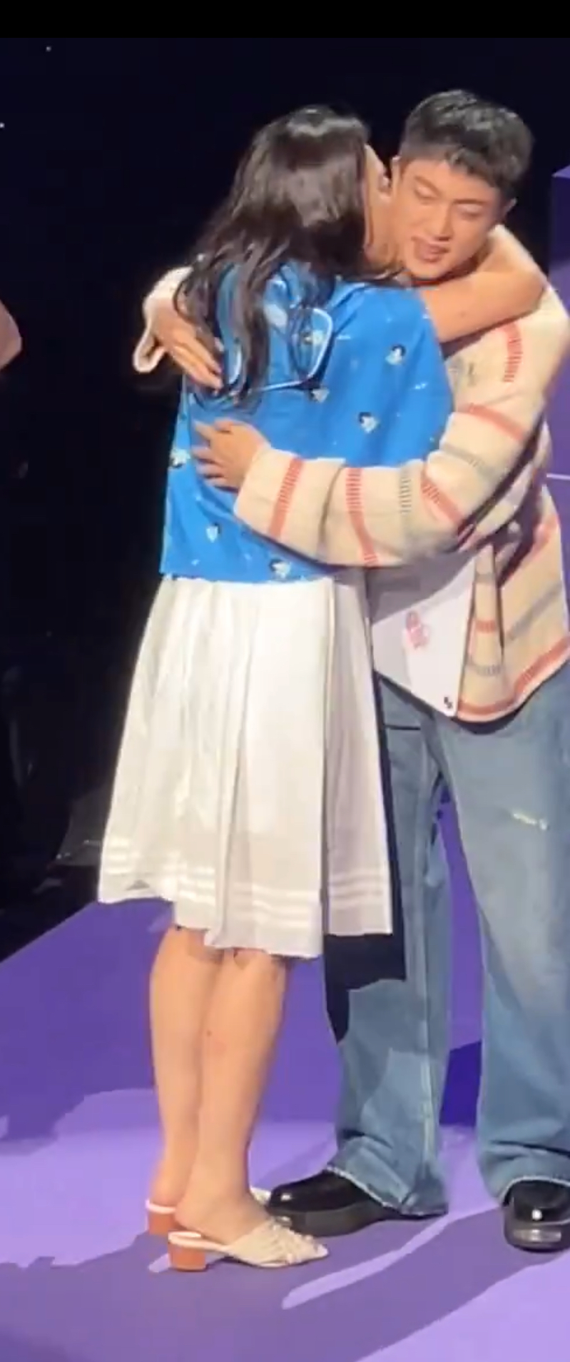 [정보/소식] 방탄 진 허그회 팬 뽀뽀 논란 | 인스티즈