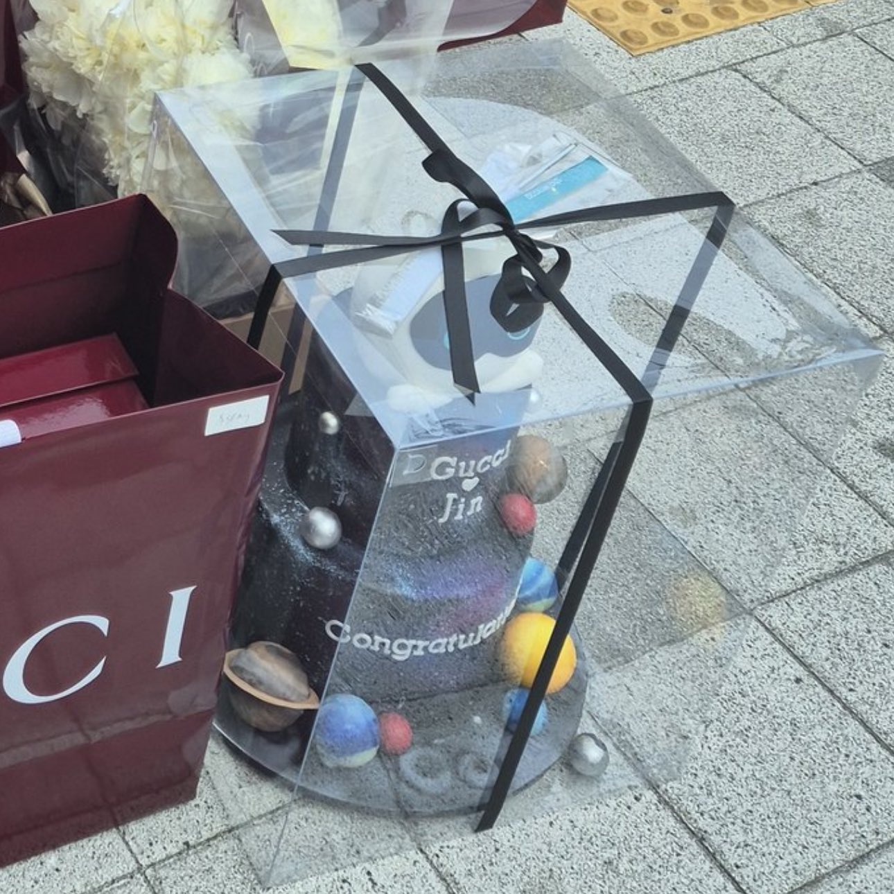 [잡담] 구찌에서 방탄 진한테 전역선물 보냈네 | 인스티즈