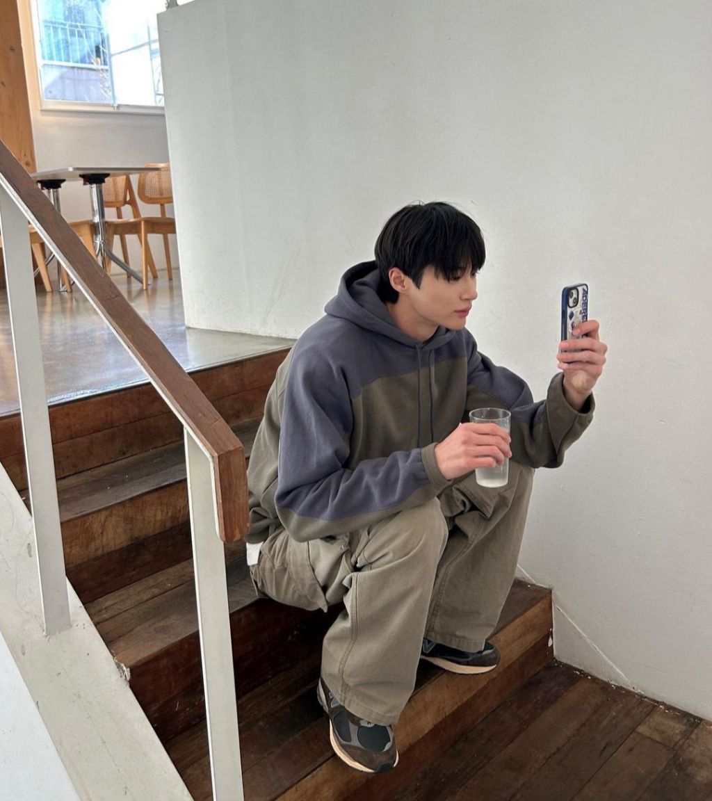 [잡담] 변우석 폰케이스 1년째 쓰는중 + 그 외 애착템들 | 인스티즈