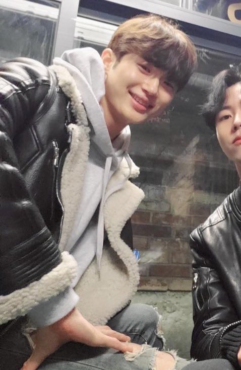 [잡담] 변우석 폰케이스 1년째 쓰는중 + 그 외 애착템들 | 인스티즈