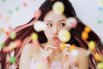 [정보/소식] '어둠의 아이유'→'만인의 연인' 된 비비 "먹어도 먹어도 질리지 않는 '밤양갱'같은 '스포츠서울' 돼주세요” [창간39주년인터뷰] | 인스티즈