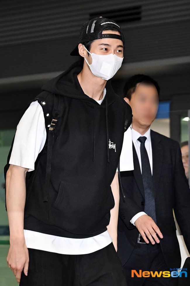 [잡담] 변우석 팔 탄건가???!!! | 인스티즈