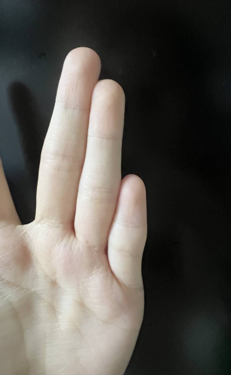 [잡담] 아직 나보다 새끼손가락 비율 개나줘버린사람 못봄 | 인스티즈