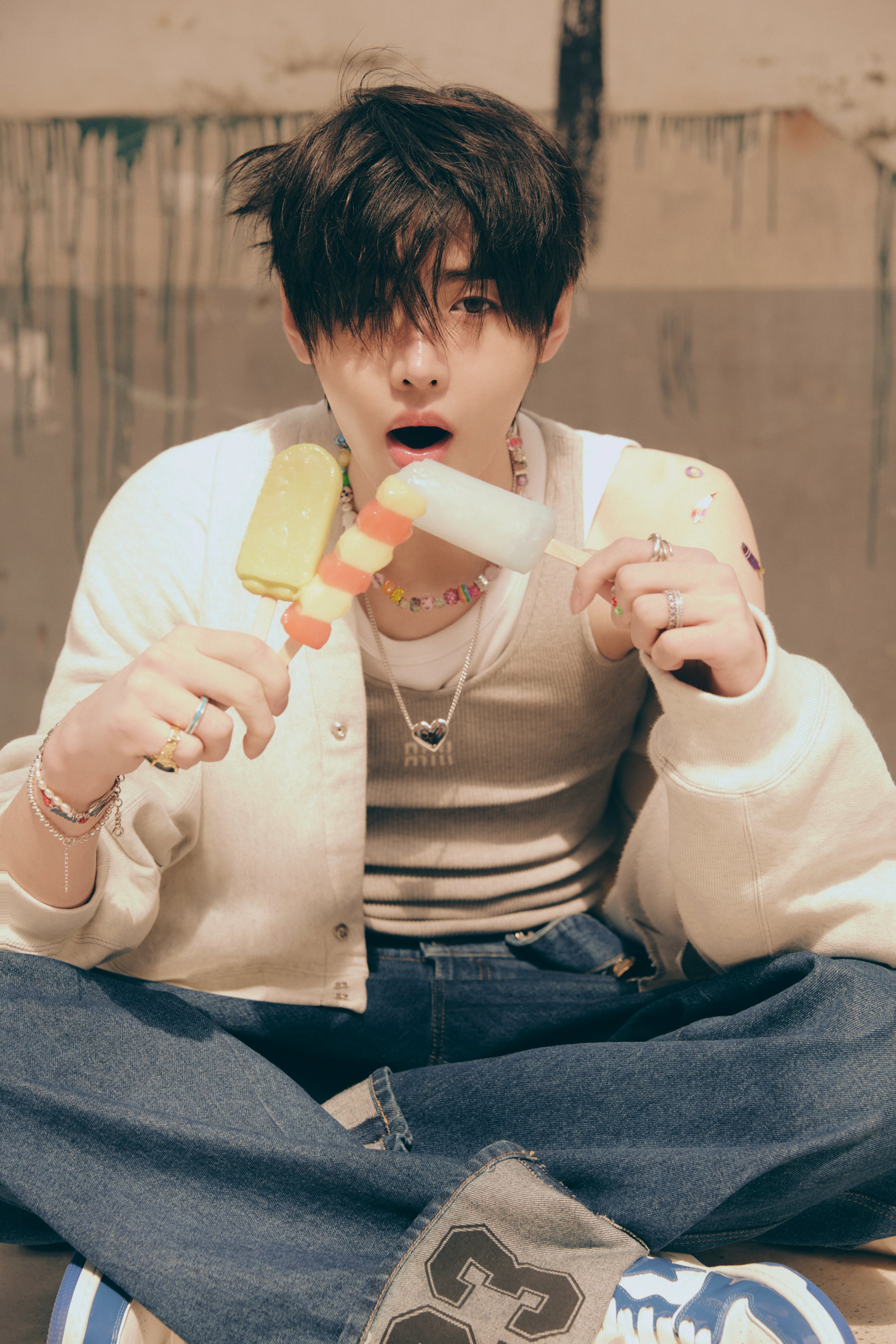 [잡담] 뱀파이어 컨셉으로 말도 타고 총도 쏘고 늑대도 하고 청량도 해 이거 완전 개이득이잖앜 | 인스티즈