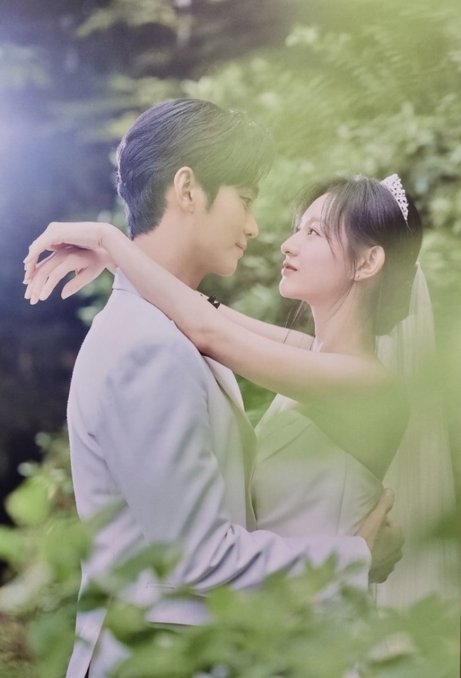 [정보/소식] 김수현♥김지원 미공개 웨딩 화보…팝업스토어에서 깜짝 공개 | 인스티즈