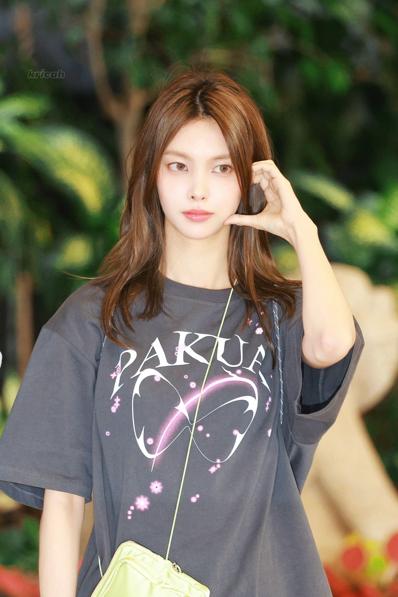 [잡담] 아일릿 윤아 어제 출국할때 진짜개잘생김; | 인스티즈