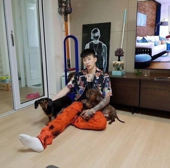 맨몸에 앞치마만 입고 노래부르는 박재범 딩고라이브.mp4 | 인스티즈