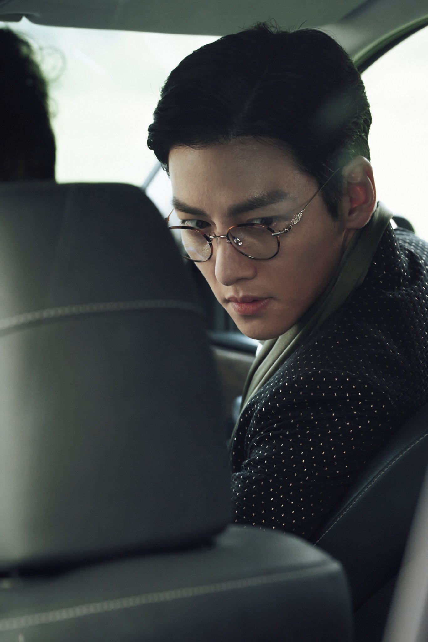 [정보/소식] "향수 뿌린 미친 개”…'리볼버' 지창욱, 역대급 캐릭터로 돌아온다 | 인스티즈