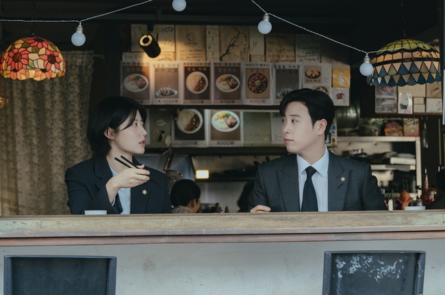 [정보/소식] 남지현 첫 출근에 바싹 긴장, 눈치 만렙 표지훈과 신입 콤비 (굿파트너) | 인스티즈