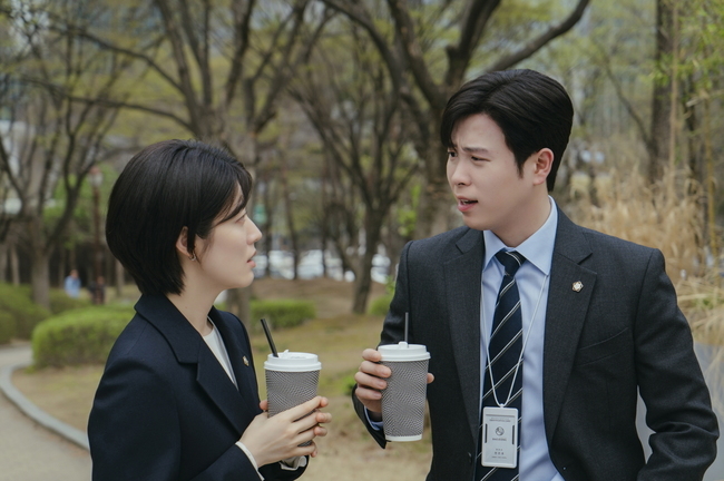 [정보/소식] 남지현 첫 출근에 바싹 긴장, 눈치 만렙 표지훈과 신입 콤비 (굿파트너) | 인스티즈