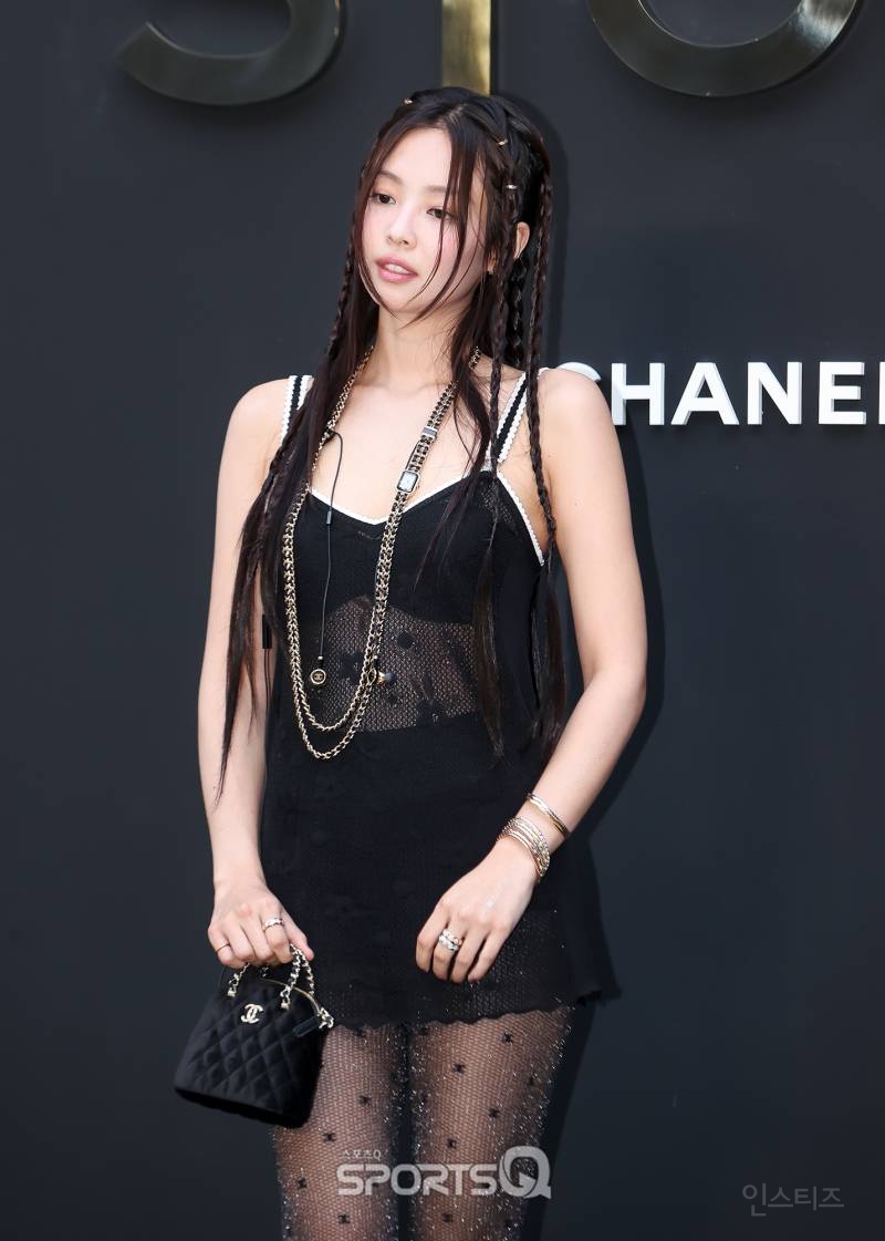 샤넬반지를 헤어장식으로 코디한 블랙핑크 제니 | 인스티즈