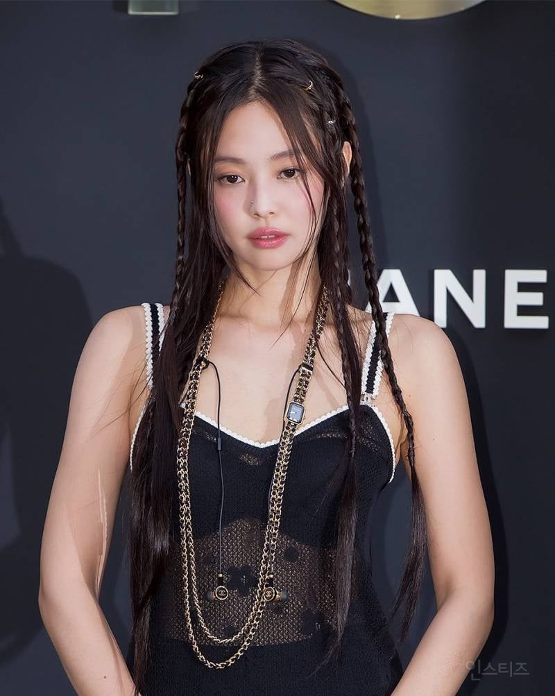 샤넬반지를 헤어장식으로 코디한 블랙핑크 제니 | 인스티즈