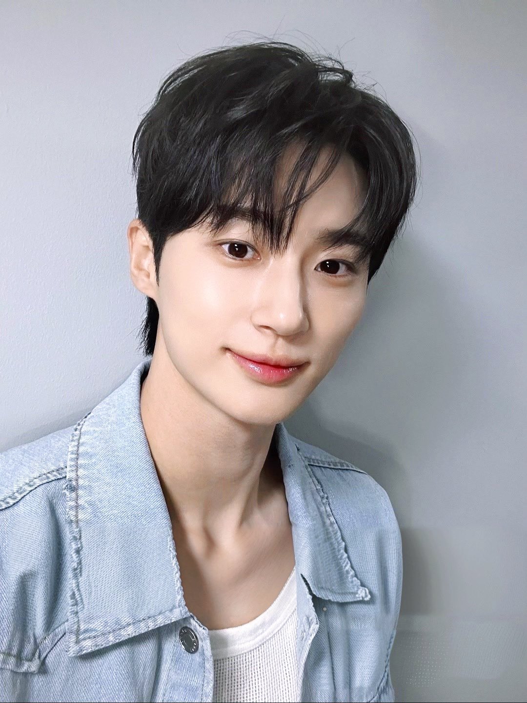 [잡담] 변우석 아까 뜬 뉴셀카 자막이랑 효과 지운 버전 | 인스티즈