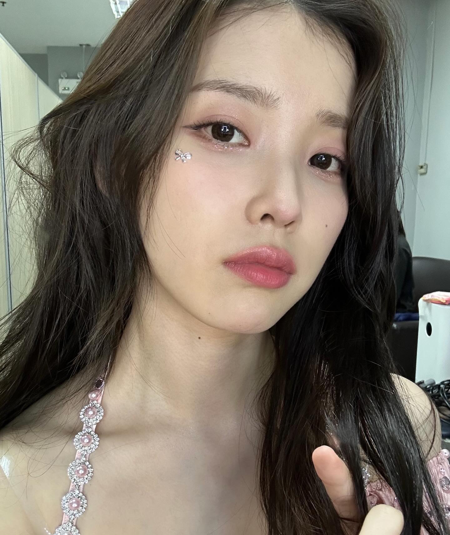 [잡담] 아이유 특유의 이 맑고 투명한 얼굴이 너무 좋음 | 인스티즈