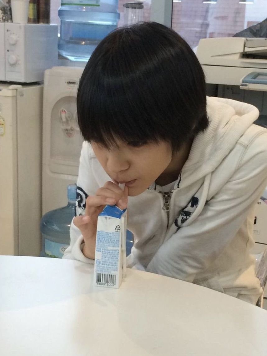 [잡담] 드림 어릴 때 슴이 우유 꼬박꼬박 챙겨주고 우유 먹기 힘들까봐 초코맛스트로우 꽂아줬다고 했을때 | 인스티즈