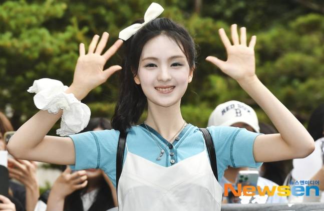 레인부츠 귀욤뽀짝하게 신은 솔로가수 규빈 뮤직뱅크 출근길.jpg | 인스티즈