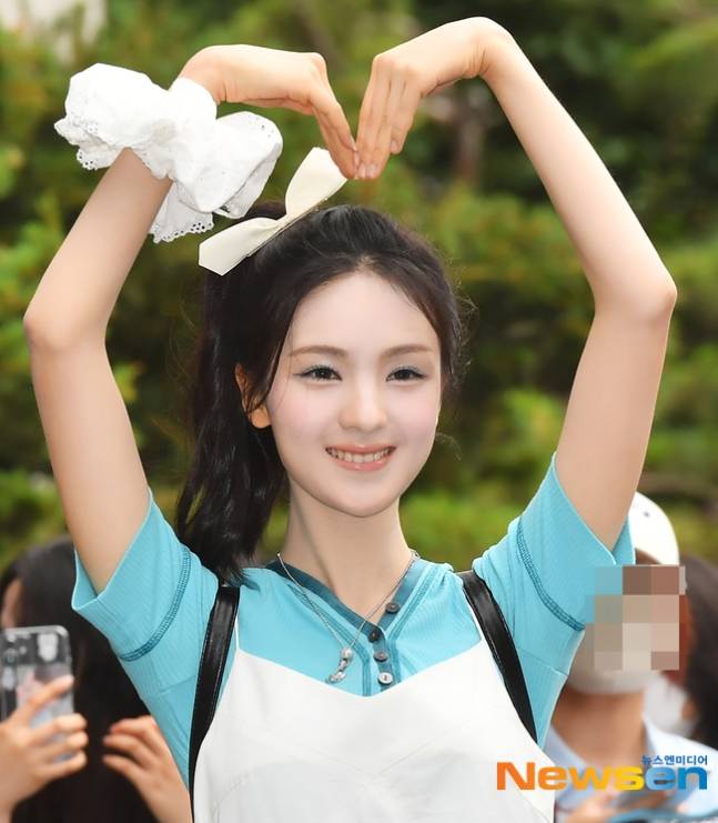레인부츠 귀욤뽀짝하게 신은 솔로가수 규빈 뮤직뱅크 출근길.jpg | 인스티즈