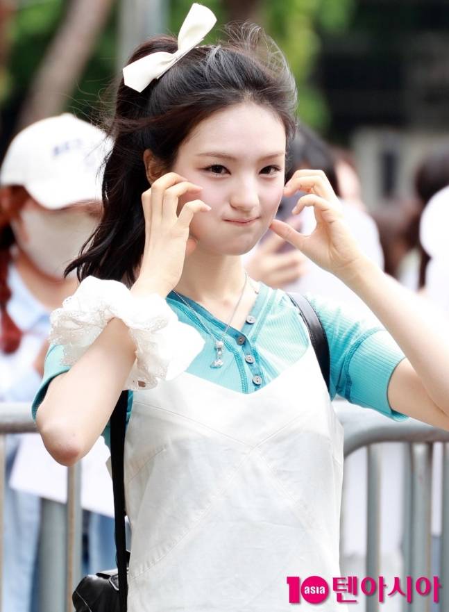 레인부츠 귀욤뽀짝하게 신은 솔로가수 규빈 뮤직뱅크 출근길.jpg | 인스티즈