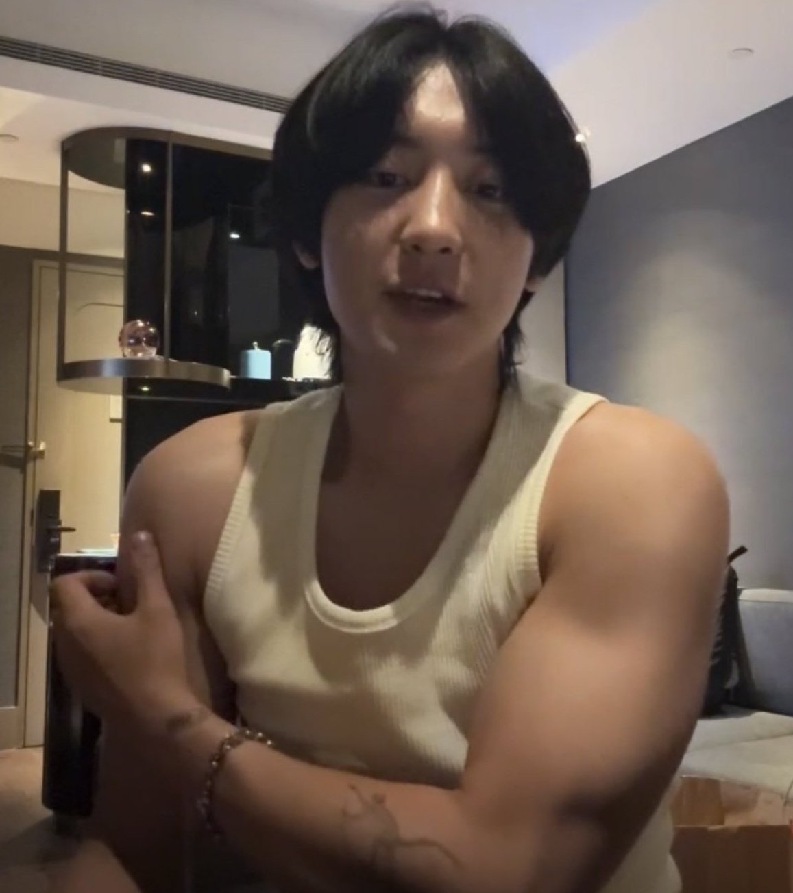 [잡담] 찬열 근육 미쳤다 | 인스티즈