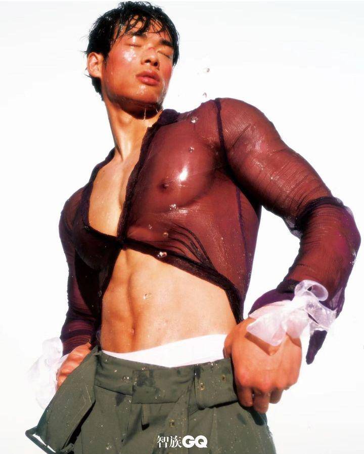 현재 난리난 중국 GQ 열사병 주제 화보.JPG (후방) | 인스티즈