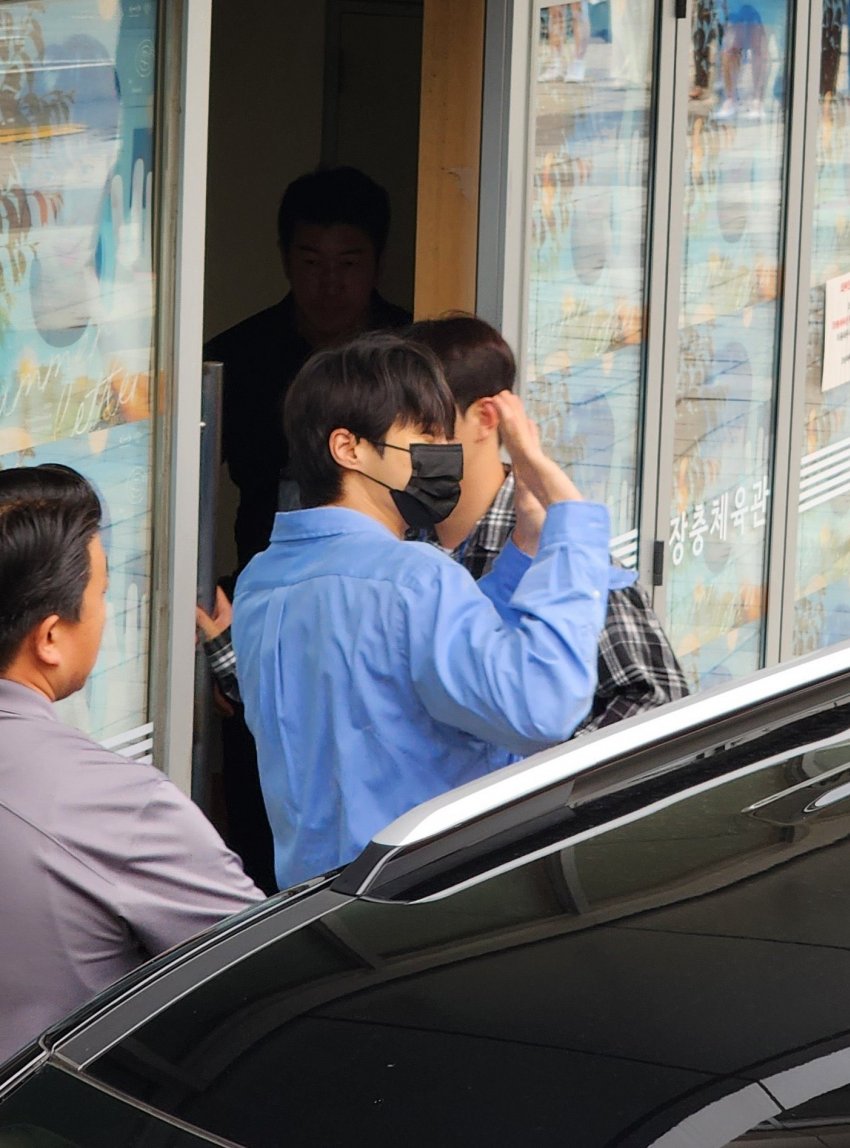[잡담] 뱐우석 출근길 셔츠 이거 | 인스티즈