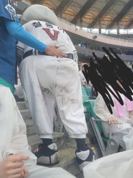 [잡담] 철웅이 어제 넘어져서 옷 다 지저분해졌대 | 인스티즈