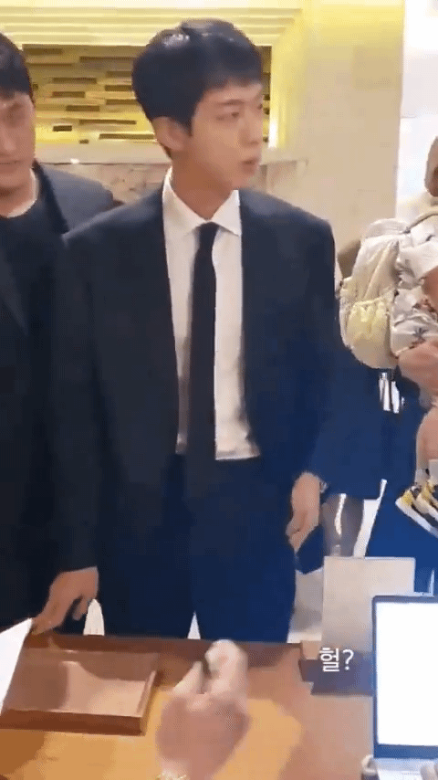 [잡담] 방탄 진 이와중에 고개 꾸벅하는거 발린다 | 인스티즈