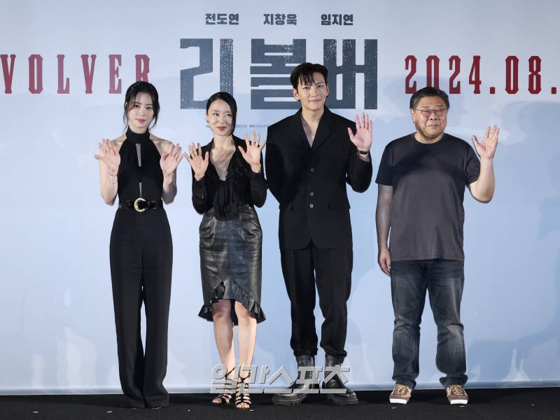 [정보/소식] 리볼버 제작보고회 전도연 지창욱 임지연 단체사진 | 인스티즈