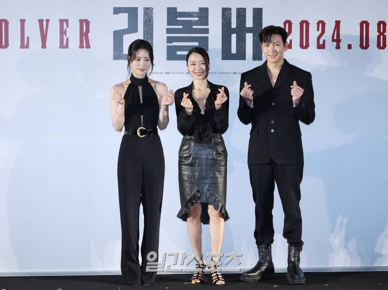 [정보/소식] 리볼버 제작보고회 전도연 지창욱 임지연 단체사진 | 인스티즈
