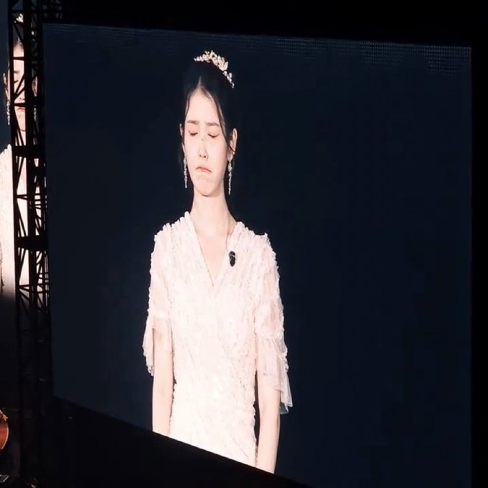 [잡담] 아이유 최근 콘서트할때 표정이 | 인스티즈