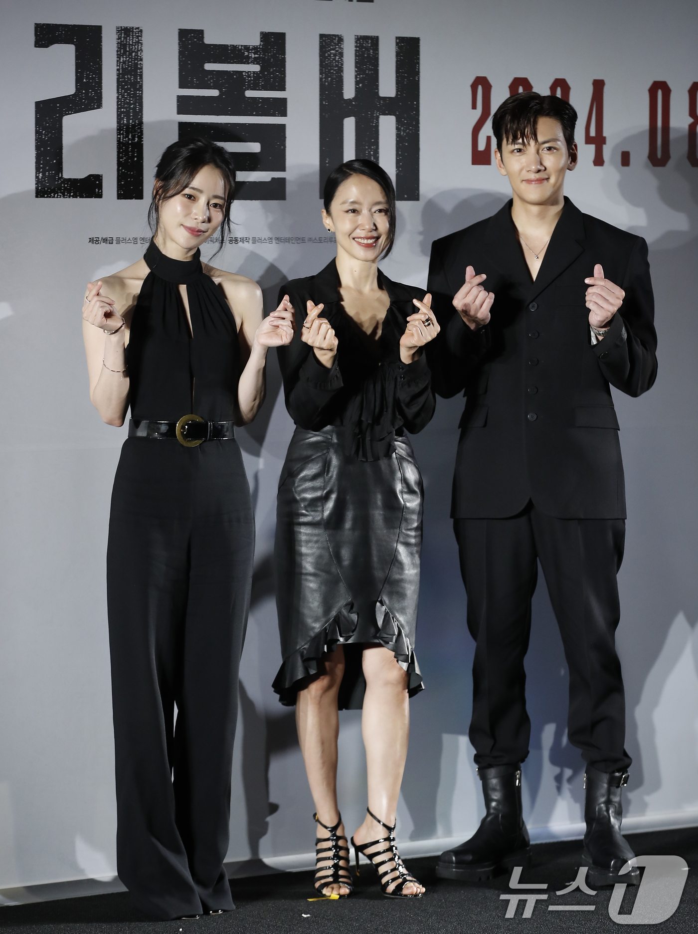 [정보/소식] 리볼버 제작보고회 전도연 지창욱 임지연 단체사진 | 인스티즈