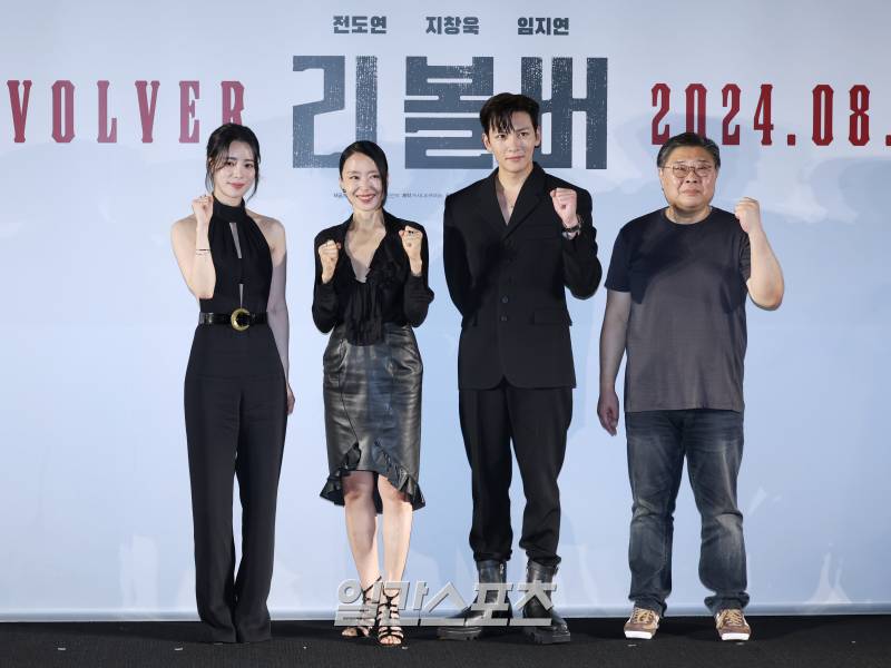 [정보/소식] 리볼버 제작보고회 전도연 지창욱 임지연 단체사진 | 인스티즈