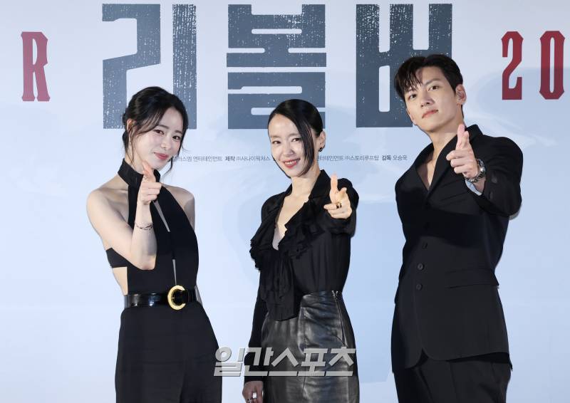 [정보/소식] 리볼버 제작보고회 전도연 지창욱 임지연 단체사진 | 인스티즈