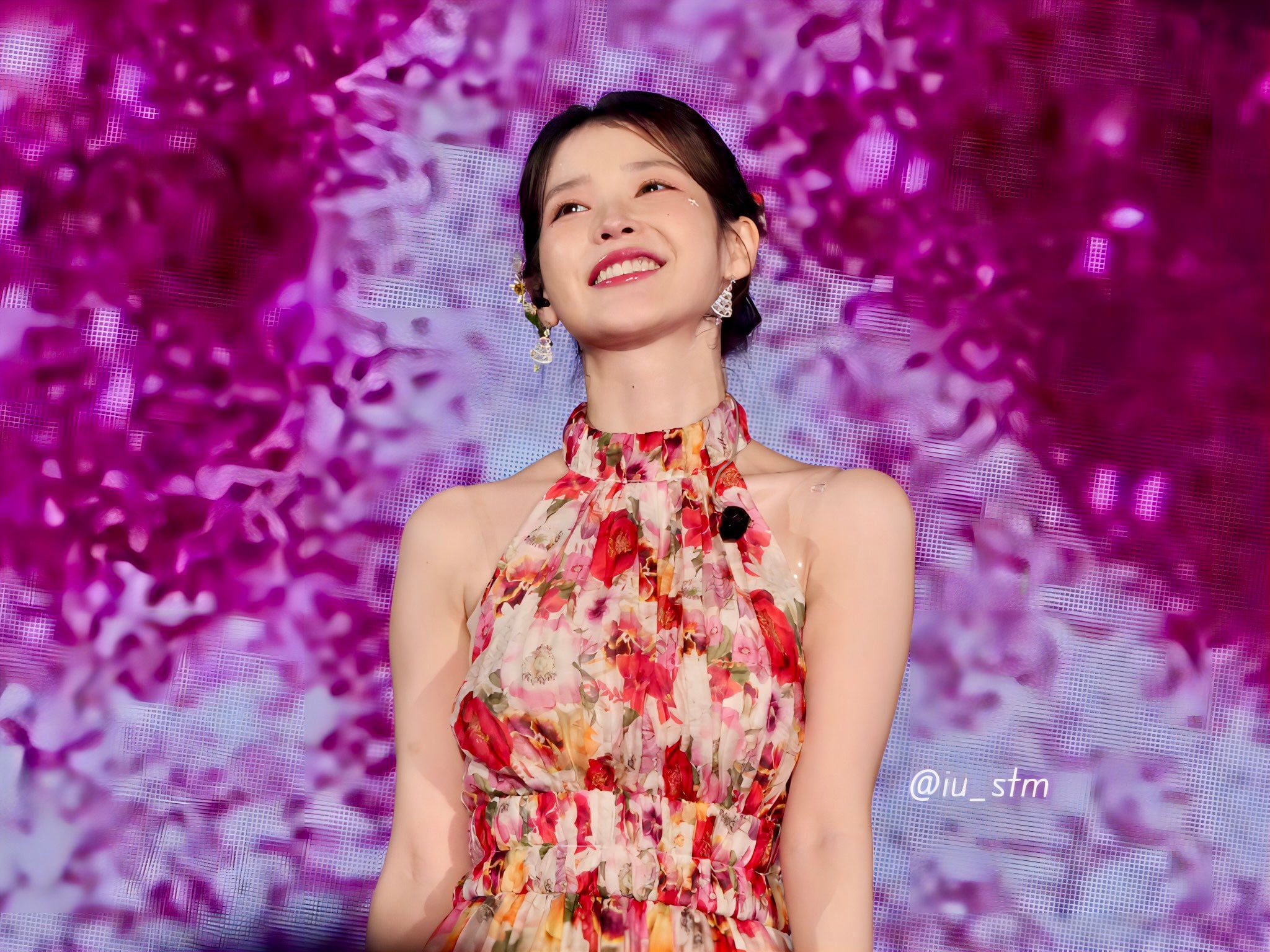 [잡담] 아이유 최근 콘서트할때 표정이 | 인스티즈