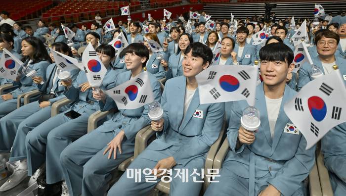 하이브가 만든 파리올림픽 응원봉.JPG | 인스티즈
