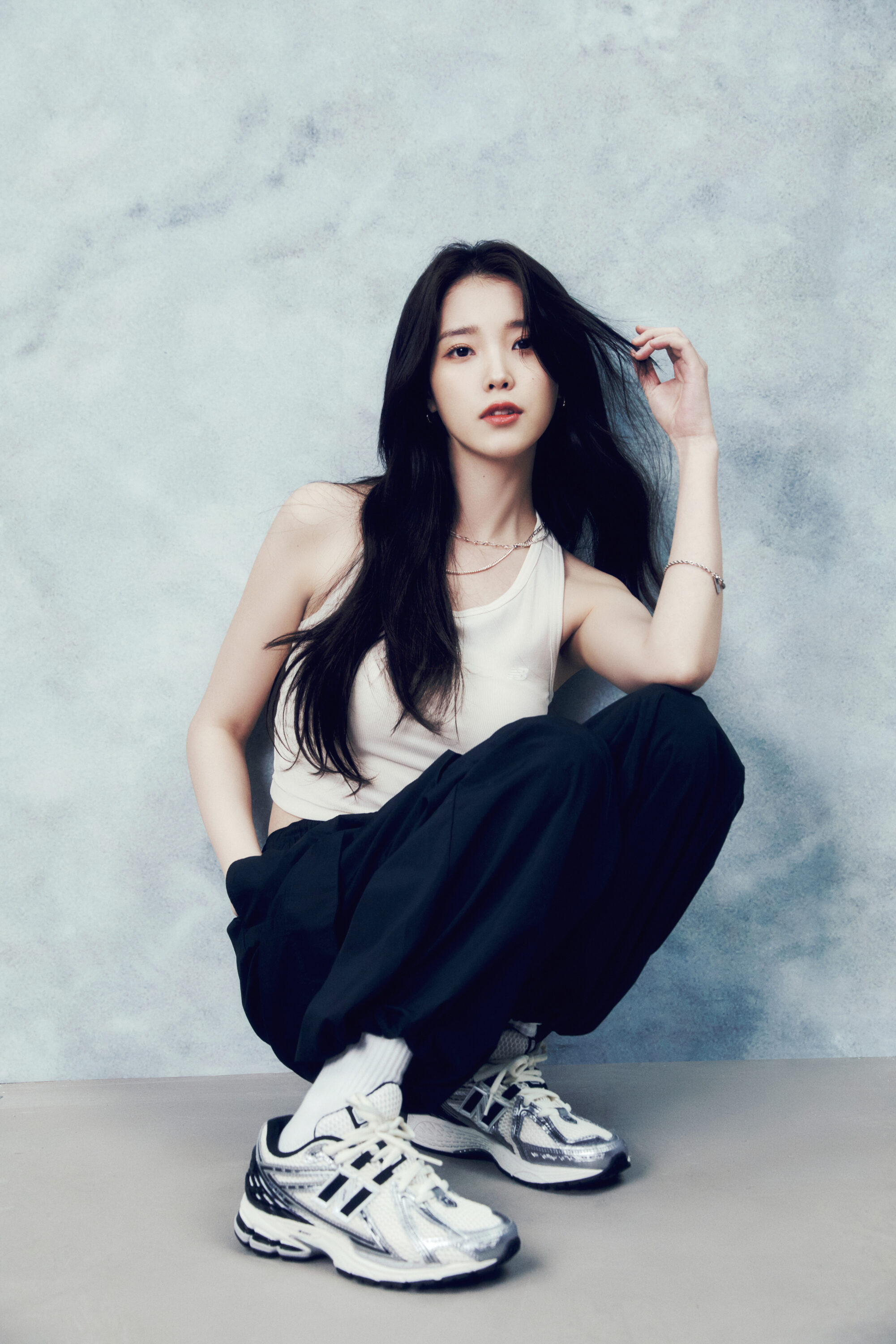 [잡담] 아이유 뉴발란스 화보 왜 이렇게 잘생김 | 인스티즈