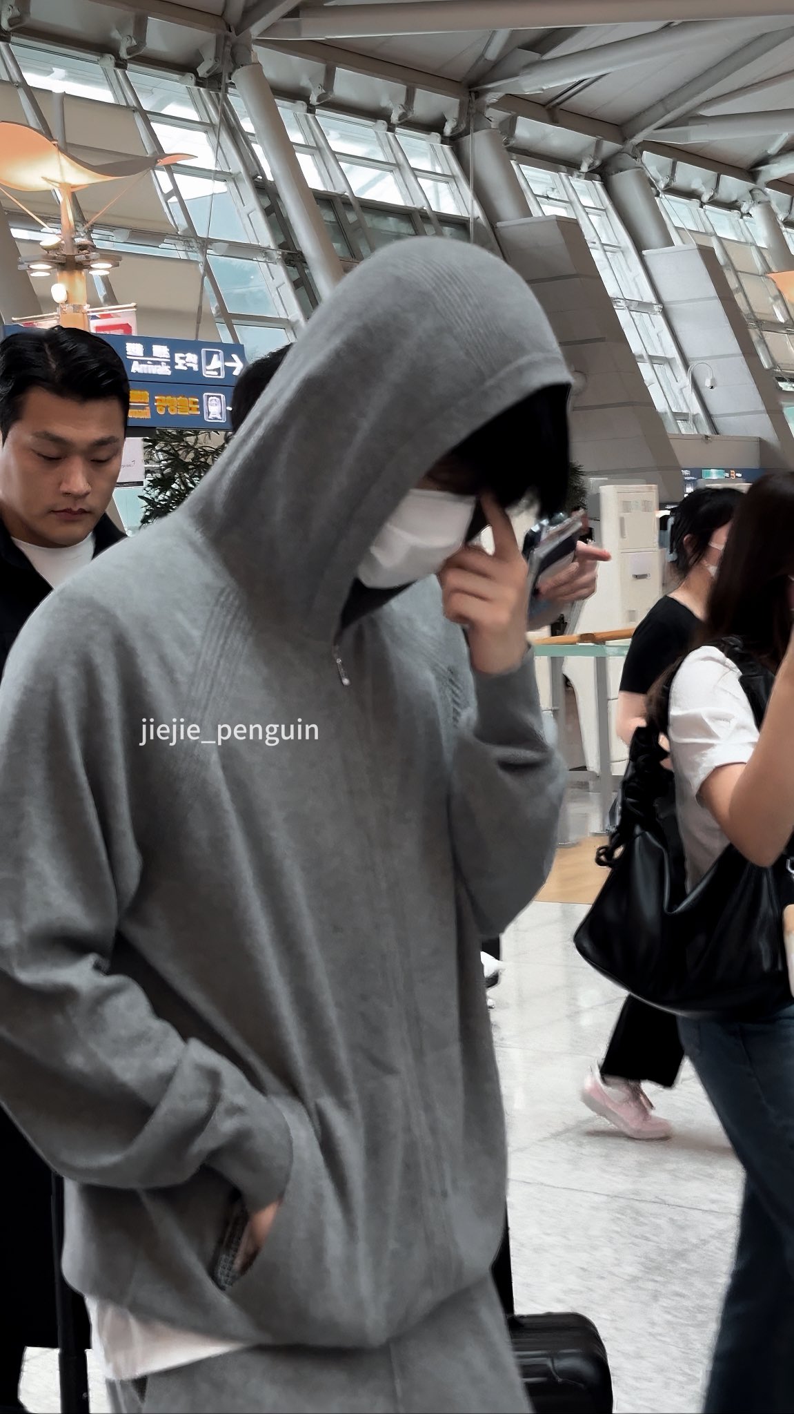 [잡담] 오늘 공항 백현이 넘 조아🐶🤍 | 인스티즈