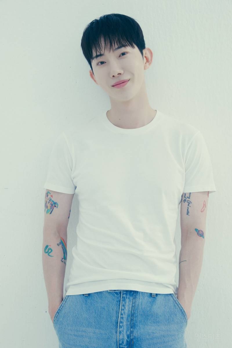 데뷔 후 18년 만에 처음으로 프로필 찍은 남돌.jpg | 인스티즈