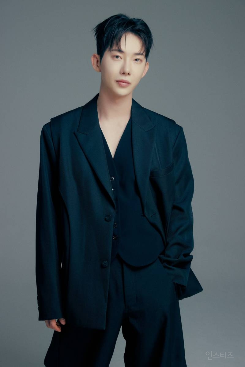 데뷔 후 18년 만에 처음으로 프로필 찍은 남돌.jpg | 인스티즈