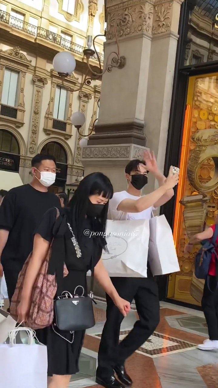 [잡담] 송강 프라다 쇼보러 밀라노 갔을때 목격짤 덩치 개에바임 | 인스티즈