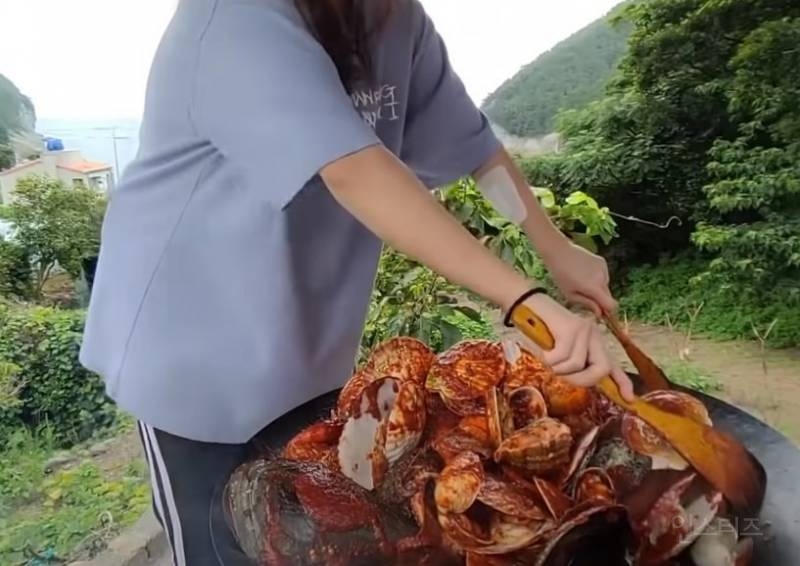 이제보니 팔뚝에 멍을 달고 살았던 쯔양.jpg | 인스티즈