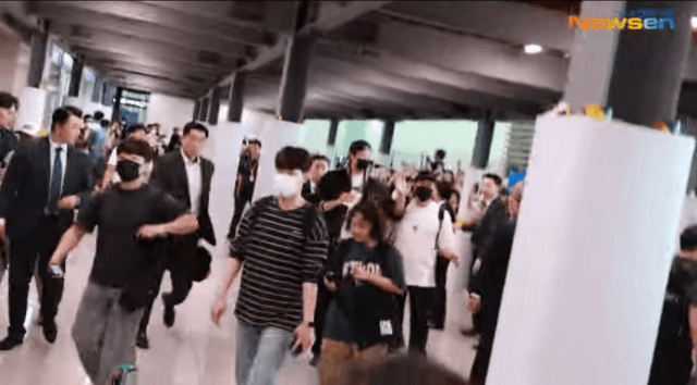 [잡담] 경호원이 저지하는데도 팬들한테 인사하러 가는 변우석이... | 인스티즈