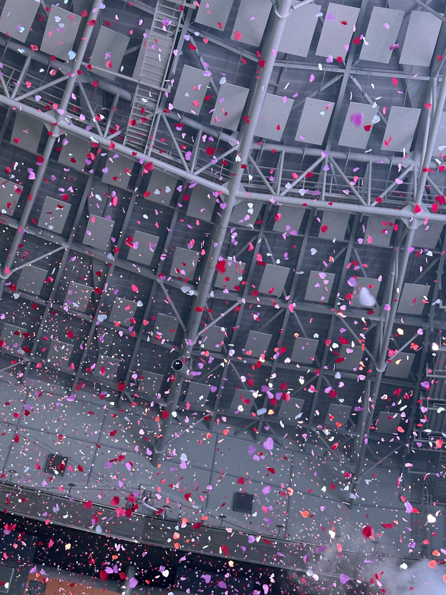 [잡담] 진짜 콘서트 컨페티 내리는거 맞으면 엄청 뽕찰거같음 | 인스티즈