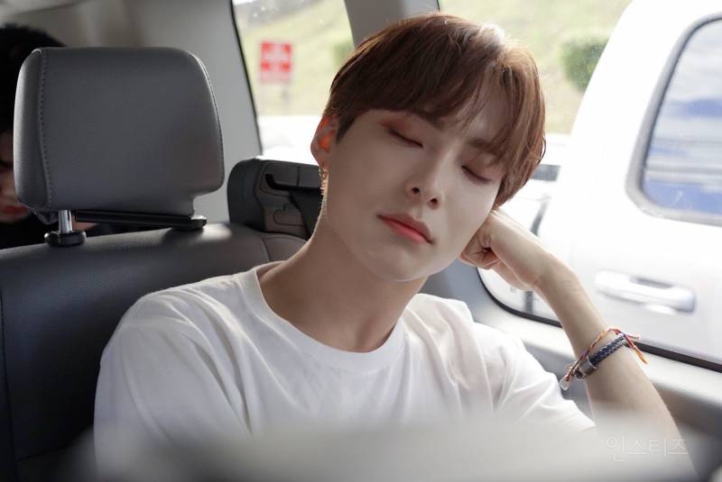 이상한 챌린지에 빠진 듯한 남돌.jpg | 인스티즈